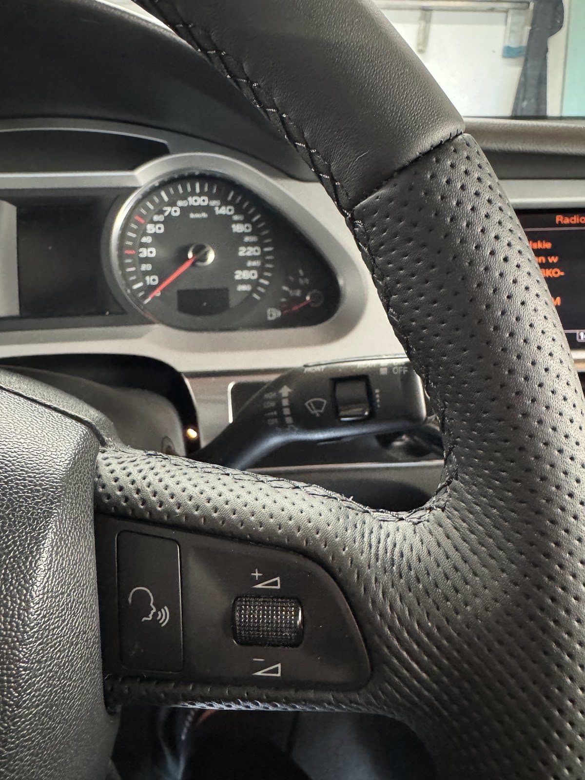 Kierownica Audi obszyta czarną skórą perforowaną